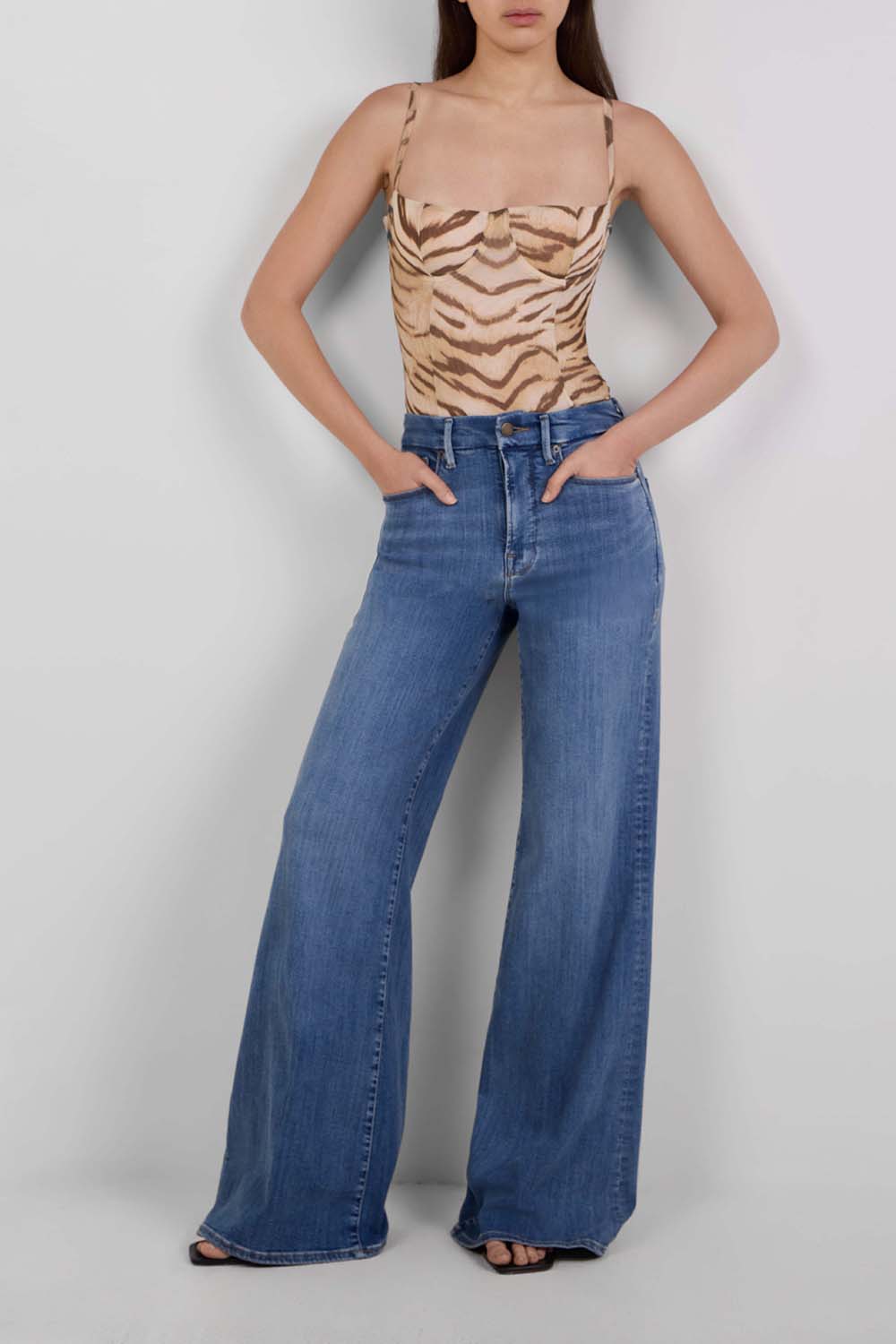 מכנסי ג'ינס בגזרה גבוהה